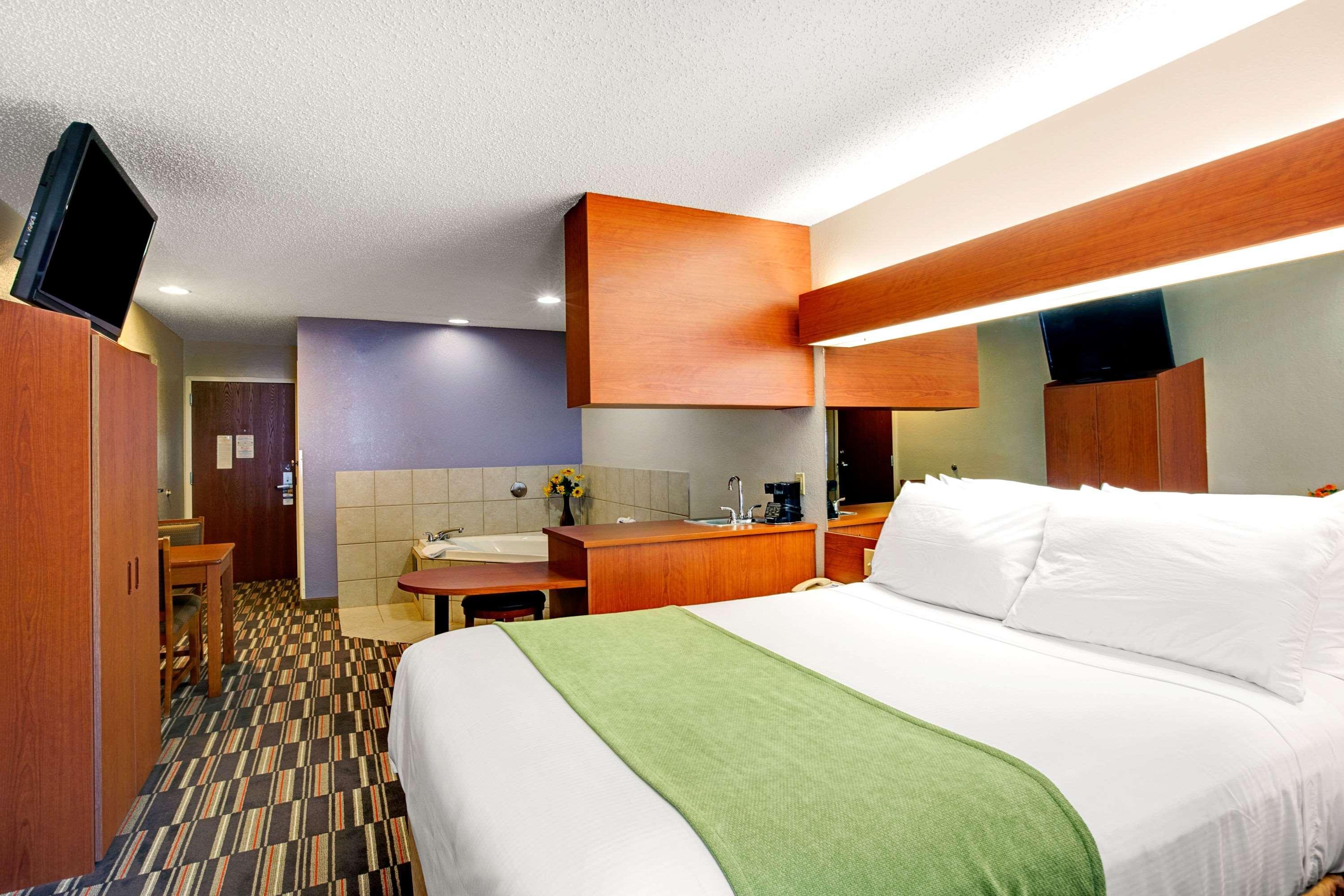 Microtel Inn & Suites By Wyndham Cherokee Exteriér fotografie