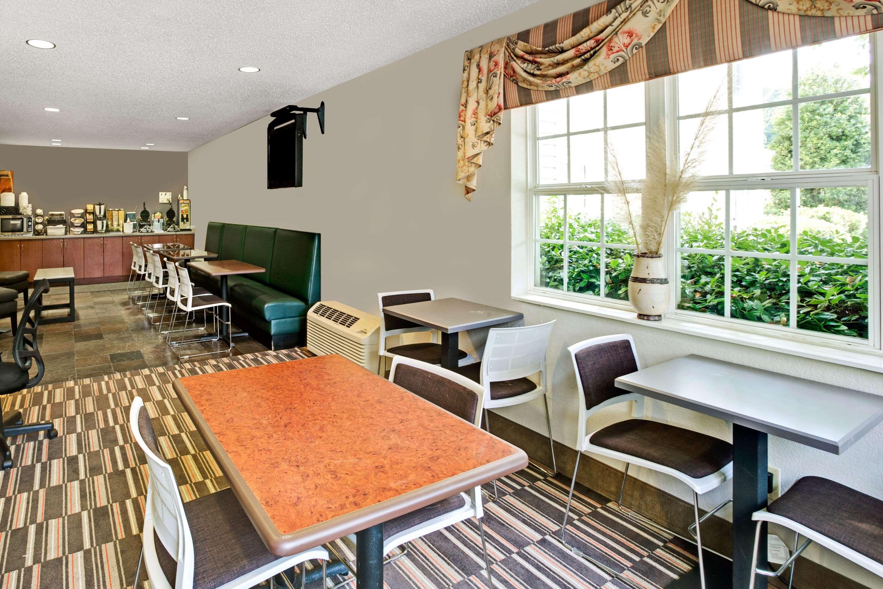 Microtel Inn & Suites By Wyndham Cherokee Exteriér fotografie